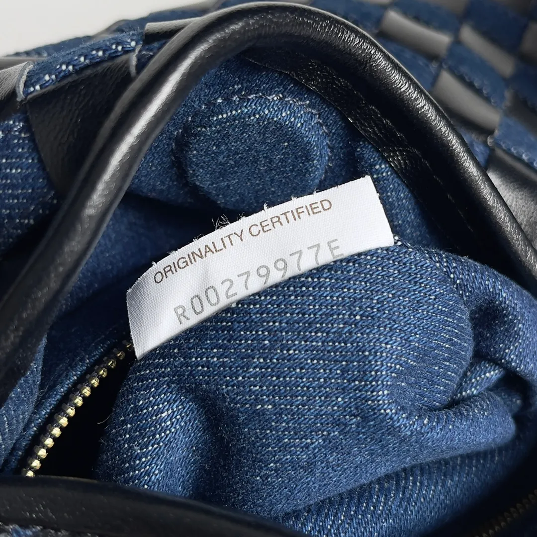 Batch 1860 BOTTEGA VENETA new women's small size Hop shoulder bag, denim & leather, two materials, the special edition Hop is super handsome, BV fans must not miss it. Made of two kinds of materials, the bag is soft and languid. Hop symbolizes innovation and eternal craftsmanship. The pyramid silhouette is both practical and fashionable, modern and casual, and the double-sided closure design of the bag is more convenient and safe! It can be carried by hand or on the shoulder to show multiple styles in different occasions, and it can be flexibly integrated into every moment, making it more refined and easy to use. Style number: 789028 Size: 41*20.5*7.5cm